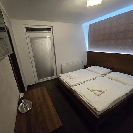 Penzion Arizona Zlaté Moravce Exteriör bild